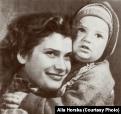 Алла Горська із сином Олексієм. Середина 1950-х років
