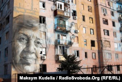 Портрет авдеевской учительницы украинского языка Марины Марченко в Авдиевке на стене многоэтажки, обстрелянной артиллерией