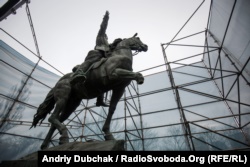 Пам’ятник більшовицькому військовому діячеві Миколі Щорсу в Києві. Невідомі відпиляли частину правої передньої ноги статуї коня