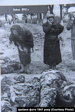 Жінки шукають рідних, страчених у Дубні в 1941 році