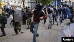 Проросійські демонстранти кидають каміння у прихильників єдності України, Одеса, 2 травня 2014 року