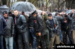 Проросійські мітингувальники під час протистоянь із учасниками запорізького Майдану на Алеї Слави, Запоріжжя, 13 квітня 2014 року