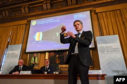 Член Нобелівського комітету Ульф Даніельсон на прикладі кави з вершками і цукром пояснює, що досліджують і за що отримують Нобелівську премію з фізики лауреати 2019 року. Стокгольм, 8 жовтня 2019 року