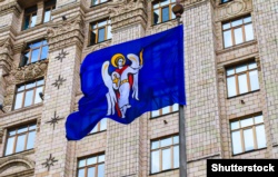 Прапор Києва біля будівлі Київської міської ради та Київської міської державної адміністрації (КМДА)