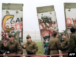 Прикордонники зі Східного Берліна, 11 листопада 1989 року. Фото: Reuters