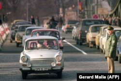 Автомобілі зі Східної Німеччини їдуть у Західну, 11 листопада 1989 року. Фото: Reuters
