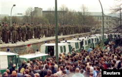 Жителі Західного Берліна і прикордонники зі Східного, 11 листопада 1989 року. Фото: Reuters