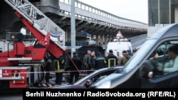 Фоторепортаж: чоловік погрожував вибухом на мосту Метро в Києві. Як це було