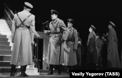Сцена з вистави «Біла гвардія» за однойменним романом Михайла Булгакова. Москва, 18 січня 1992 року