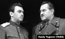 Під час вистави «Дні Турбіних», написаного на основі роману Михайла Булгакова «Біла гвардія». Москва, 2 липня 1968 року