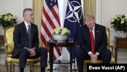 Президент США Дональд Трамп під час зустрічі з Генеральним секретарем НАТО Єнсом Столтенберґом (ліворуч) у Лондоні, 3 грудня 2019 року