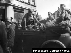 Солдати Російської визвольної армії в Празі, травень 1945 року