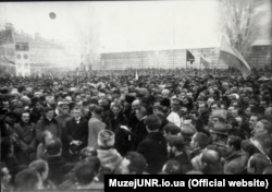 Під час урочистостей в Києві на Софійському майдані з нагоди проголошення Акту Злуки, 22 січня 1919 року