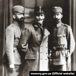 Лонгин Цегельський (праворуч) разом із Михайлом Волошином (посередині) та Іваном Боберським (ліворуч) у формі Українських січових стрільців, 1918 рік
