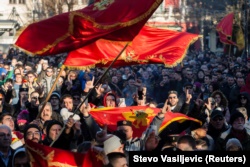Віряни Серської православної церкви розмахують прапорами у Цетінє. 6 січня 2020 року