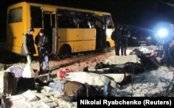 Тіла пасажирів рейсового автобуса, які були вбиті внаслідок ракетного удару російських гібридних сил. Загинуло 12 (за іншими даними, 13) людей, ще 18 були поранені. Донеччина, околиця міста Волновахи, 13 січня 2015 року