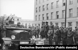 Спільний парад Вермахту і Червоної армії у Бресті 22 вересня 1939 року. На трибуні (зліва направо): генерал-лейтенант Моріц фон Вікторин, генерал танкових військ Гейнц Гудеріан і комбриг Семен Мойсейович Кривошеїн