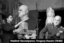 Москва, 1966 рік. Маршал Радянського Союзу Георгій Жуков (праворуч) позує скульптору Віктору Думаняну