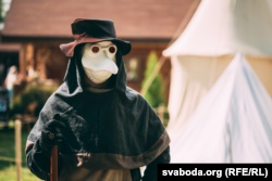 Стародавній костюм лікаря і протиепідемілогічна маска