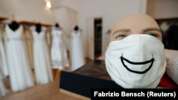 Мода на маски в епоху коронавірусу – фоторепортаж
