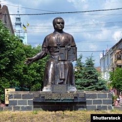 Пам’ятник просвітителю Олександру Духновичу (1803–1865) в Мукачевому
