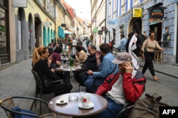 Хорватія: літні майданчики кафе відкриваються для туристів. Загреб, 11 травня 2020 року