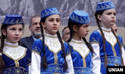 Діти під час мітингу з нагоди роковин депортації кримських татар, Київ, майдан Незалежності, 18 травня 2016 року