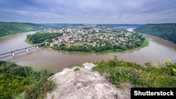 Панорама міста Заліщики, Тернопільська область. Місто розташоване на лівому березі Дністра. Ця територія є частиною національного природного парку «Дністровський каньйон»