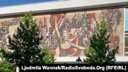 Мурал «Шлях червоного прапора» у стилі соцреалізму на відреставрованому дрезденському Палаці культури, створений до 20-річчя НДР, належить до культурних пам'яток міста