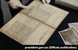 Перша Конституція України, написана гетьманом Пилипом Орликом у 1710 році. Стокгольм, Національний архів Швеції,14 листопада 2016 року