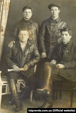 Петро Шелест (праворуч у верхньому ряду) з товаришами під час навчання в Ізюмській радянсько-партійній школі, 1932 рік