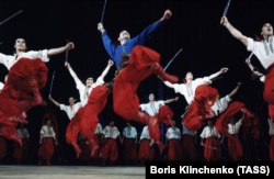 Фото пізнішого періоду. Артисти Національного заслуженого академічного ансамблю танцю України імені Павла Вірського під час танцю «Запорожці», 1977 рік