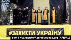 Військові капелани Православної церкви України долучилися до акції біля парламенту України на підтримку української мови. Київ, 25 квітня 2019 року