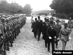 Угорська делегація прямує на підписання Тріанонського договору у Версалі (Франція), 4 червня 1920 року