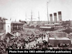 Посадка переселенців на пароплав «Херсон» в порту міста Одеси перед відправкою на Зелений Клин. Фото з видання 1903 року