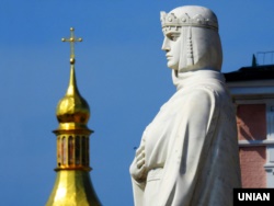 Київ. Пам’ятник княгині Ользі, яка в 957 році прийняла християнство, відвідавши Константинополь