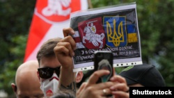 Під час акції солідарності з білоруським народом біля посольства Білорусі в Україні. Київ, 13 серпня 2020 року