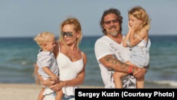 Сергій Кузін з дружиною і молодшими дітьми (архівне фото)