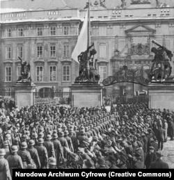 Нацистські військову маршем йдуть до Празького Граду, їх вітає натовп, березень 1939 року