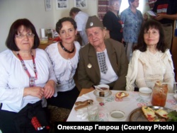 Любов Хомчак (ліворуч) у кулуарах фестивалю «Книжкова толока»
