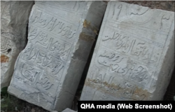 Надгробки з будинку в селі Верхньосадове. Скріншот відео QHA media
