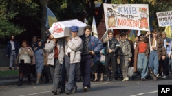 Акція «Поховання СРСР», яку організувала Спілка незалежної української молоді (СНУМ). Київ, 30 вересня 1990 року