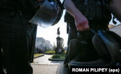 Силовики охороняють пам’ятник Миколі Щорсу від самовільного демонтантажу, який анонсували активісти. Київ, 30 червня 2016 року