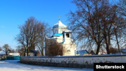 Церква Зачаття Анни в селищі Погарі. Цегляна церква з елементами українського бароко побудована на рубежі XVIII-XIX століть