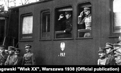 У вагоні потягу Симон Петлюра (ліворуч) і Юзеф Пілсудський. Вінниця, 1920 рік