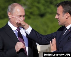 Президент Франції Емманюель Макрон (праворуч) та російський керівник Володимир Путін. Санкт-Петербург, 24 травня 2018 року
