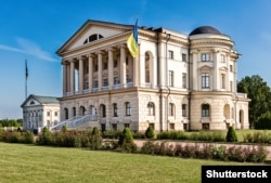 Відреставрований за часи незалежності України палац гетьмана Кирила Розумовського в Батурині, який з перервою був гетьманською столицею в 17-му та 18-му століттях