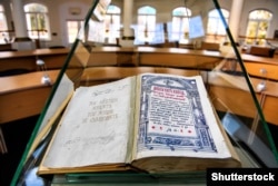 Острозька Біблія (видана у період 1580–1581 років) у читальному залі бібліотеки Національного університету «Острозька академія»