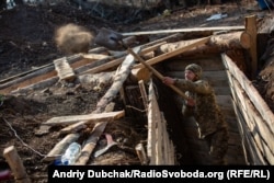 Військовий на позиціях під Золотим на Луганщині, листопад 2019 року (фото Андрія Дубчака)