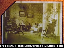 Зліва направо: Маруся Собіневська, Феоктиста Карпова, Климент Квітка, Лариса Косач-Квітка. Кутаїсі, 1911 рік.